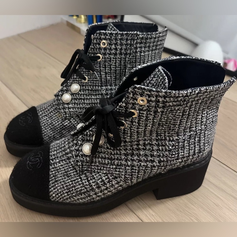 CHANEL 20B Tweed Fabric Cap Toe Pearl Lace Up Ankle Bootie Boots Shoes